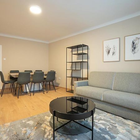 A 2-Bedroom Apartment With A King-Size Bed And A Balcony Is Located Just A 15-Minute Walk From Stephansplatz. Wina Bagian luar foto