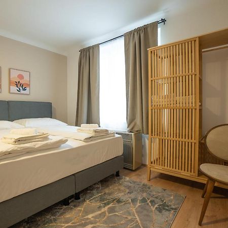 A 2-Bedroom Apartment With A King-Size Bed And A Balcony Is Located Just A 15-Minute Walk From Stephansplatz. Wina Bagian luar foto