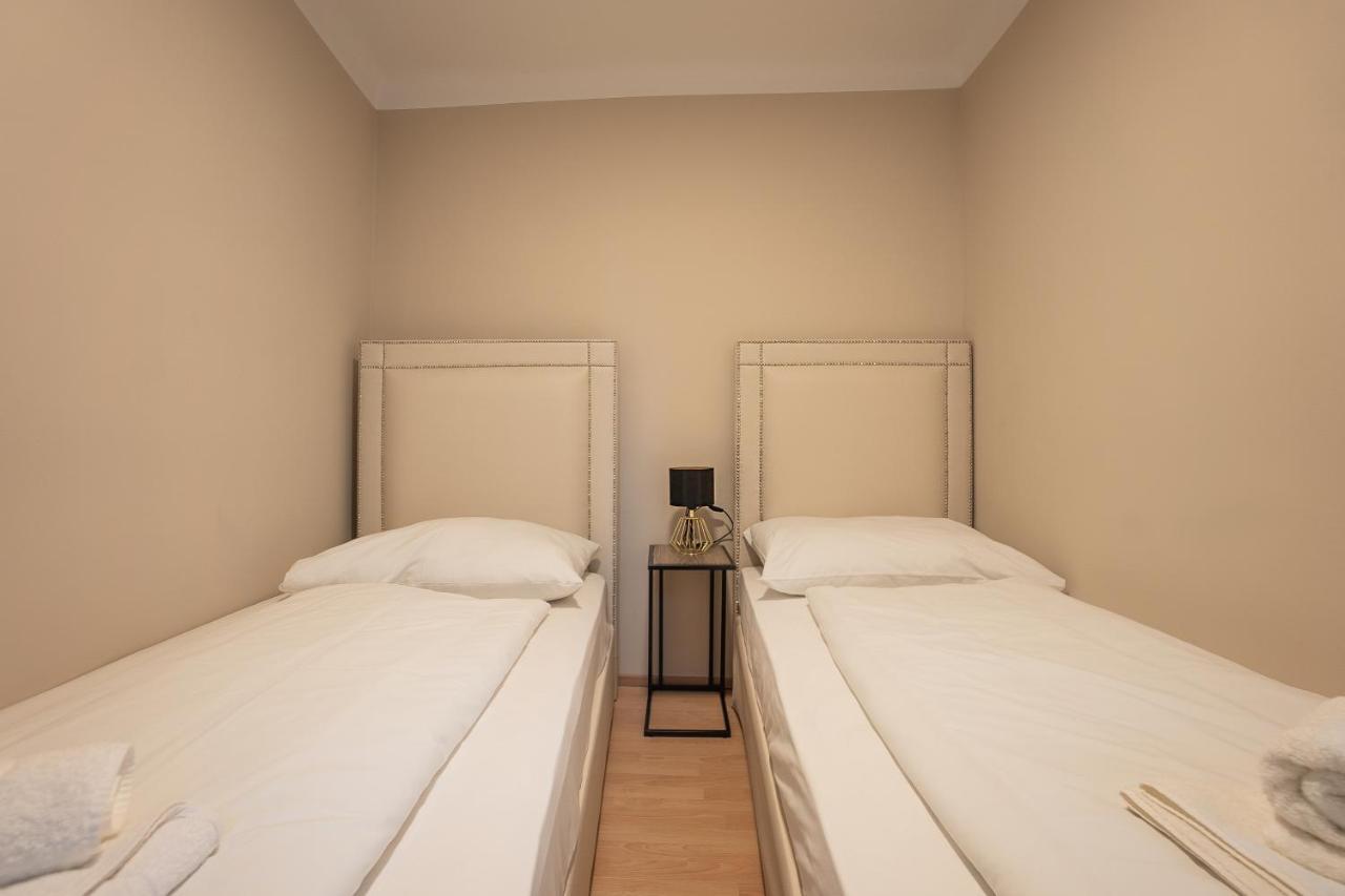 A 2-Bedroom Apartment With A King-Size Bed And A Balcony Is Located Just A 15-Minute Walk From Stephansplatz. Wina Bagian luar foto