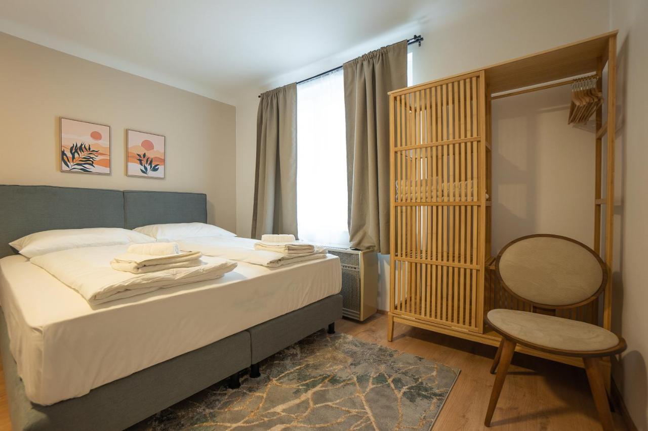 A 2-Bedroom Apartment With A King-Size Bed And A Balcony Is Located Just A 15-Minute Walk From Stephansplatz. Wina Bagian luar foto