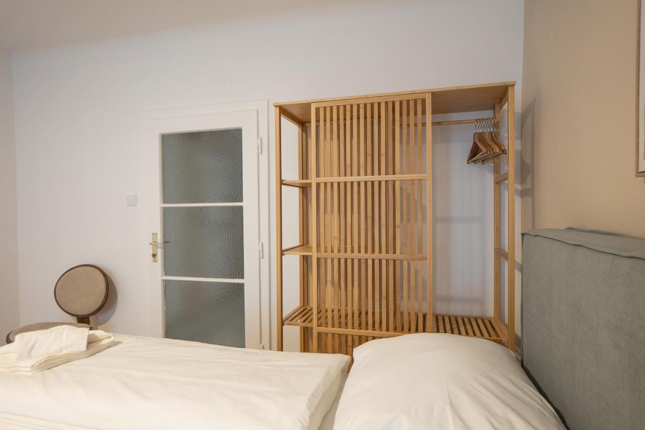 A 2-Bedroom Apartment With A King-Size Bed And A Balcony Is Located Just A 15-Minute Walk From Stephansplatz. Wina Bagian luar foto