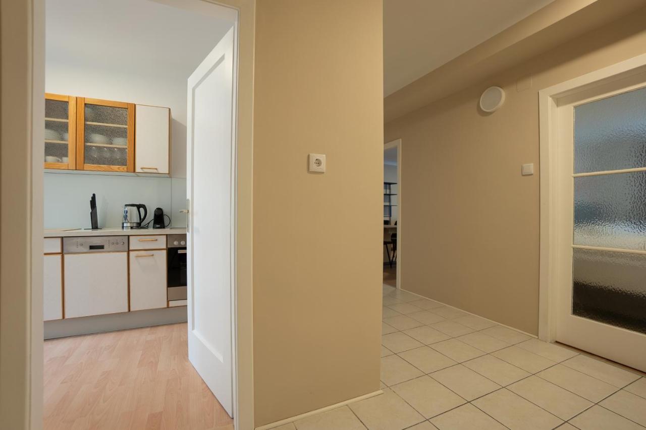 A 2-Bedroom Apartment With A King-Size Bed And A Balcony Is Located Just A 15-Minute Walk From Stephansplatz. Wina Bagian luar foto