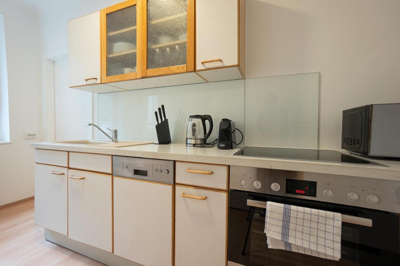 A 2-Bedroom Apartment With A King-Size Bed And A Balcony Is Located Just A 15-Minute Walk From Stephansplatz. Wina Bagian luar foto